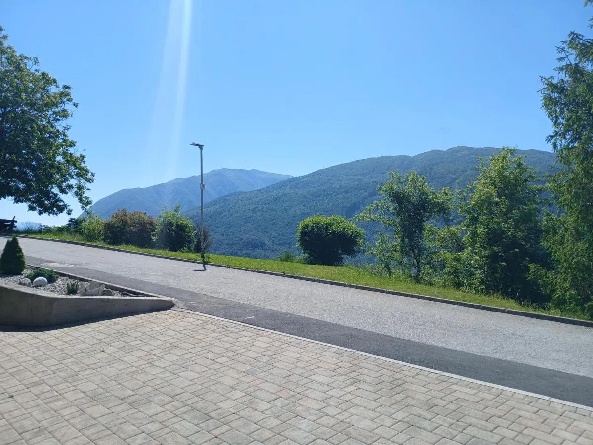 Cesta pred hišo in razgled na gore nad dolino