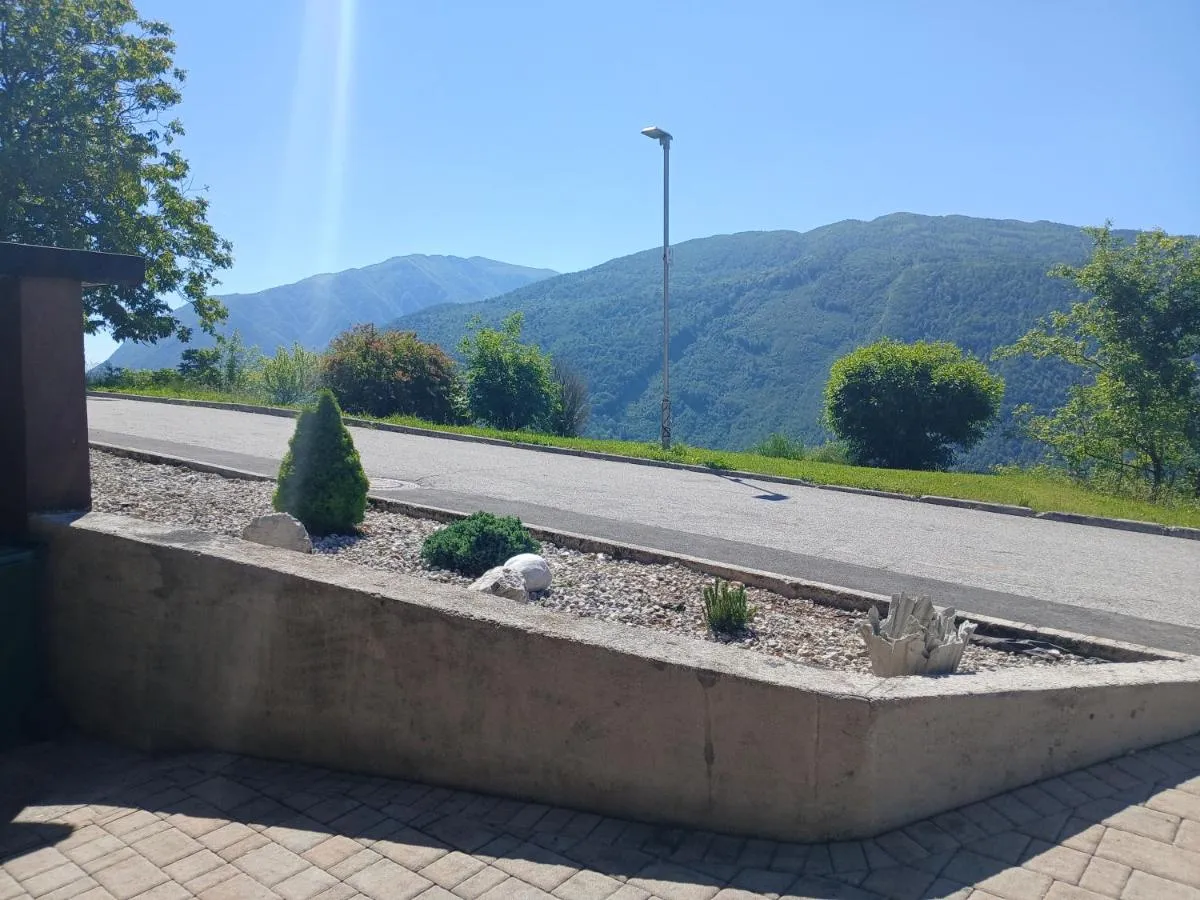 Razgled s hiše na gozdnate gore nad dolino